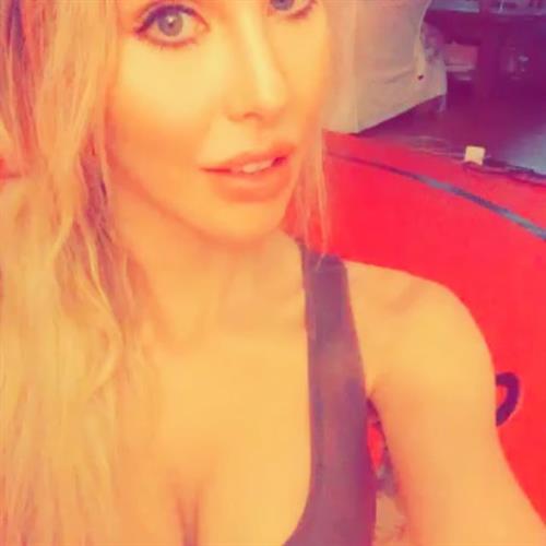 Chloe Rose Lattanzi taking a selfie