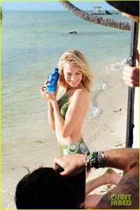 Yvonne Strahovski in body paint