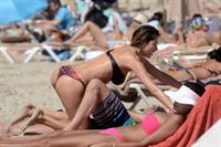 Aída Yéspica in a bikini - ass