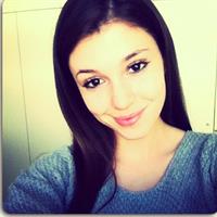 Carolina Neto taking a selfie