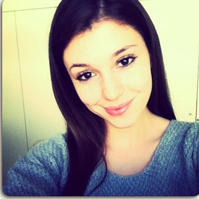 Carolina Neto taking a selfie