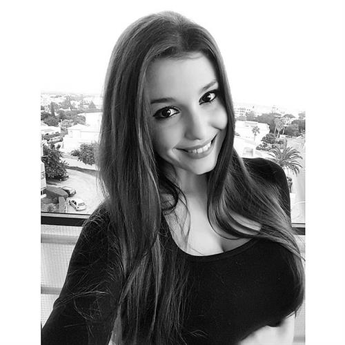 Carolina Neto taking a selfie