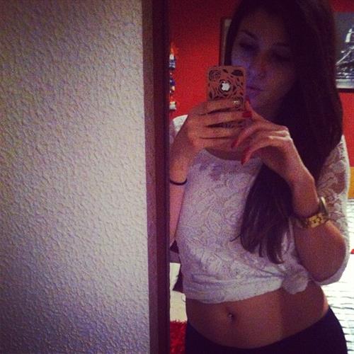 Carolina Neto taking a selfie