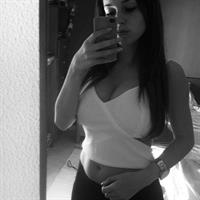 Carolina Neto taking a selfie