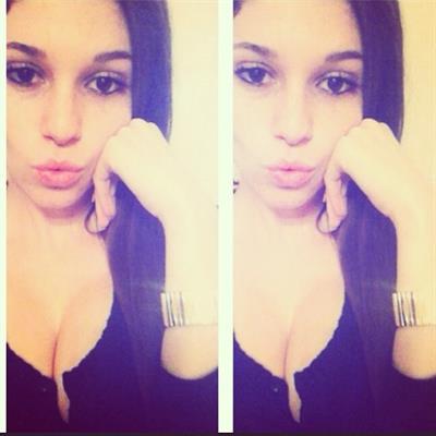 Carolina Neto taking a selfie