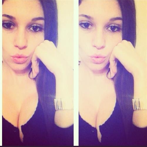 Carolina Neto taking a selfie