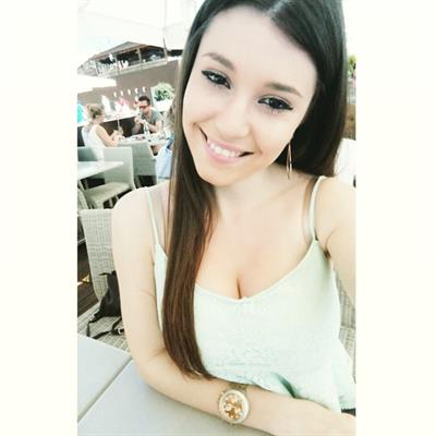 Carolina Neto taking a selfie