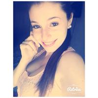 Carolina Neto taking a selfie