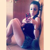 Carolina Neto taking a selfie