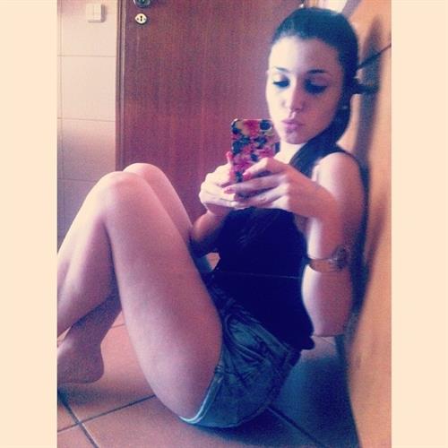 Carolina Neto taking a selfie