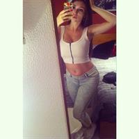 Carolina Neto taking a selfie