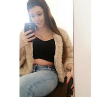 Carolina Neto taking a selfie