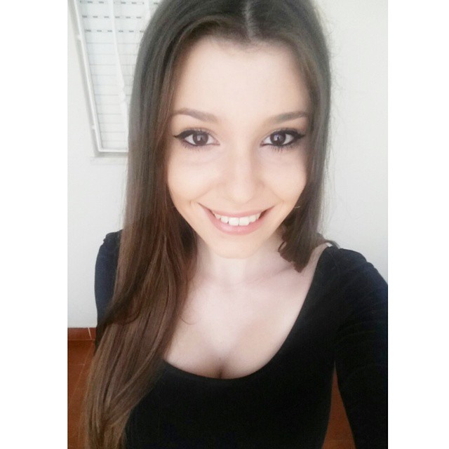 Carolina Neto taking a selfie