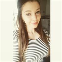 Carolina Neto taking a selfie