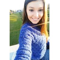 Carolina Neto taking a selfie