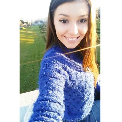 Carolina Neto taking a selfie