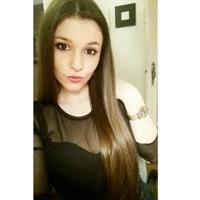 Carolina Neto taking a selfie