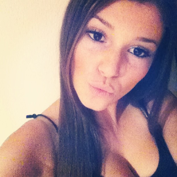 Carolina Neto taking a selfie