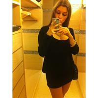 Carolina Neto taking a selfie