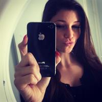 Carolina Neto taking a selfie