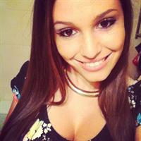 Carolina Neto taking a selfie