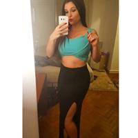 Carolina Neto taking a selfie