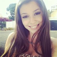 Carolina Neto taking a selfie