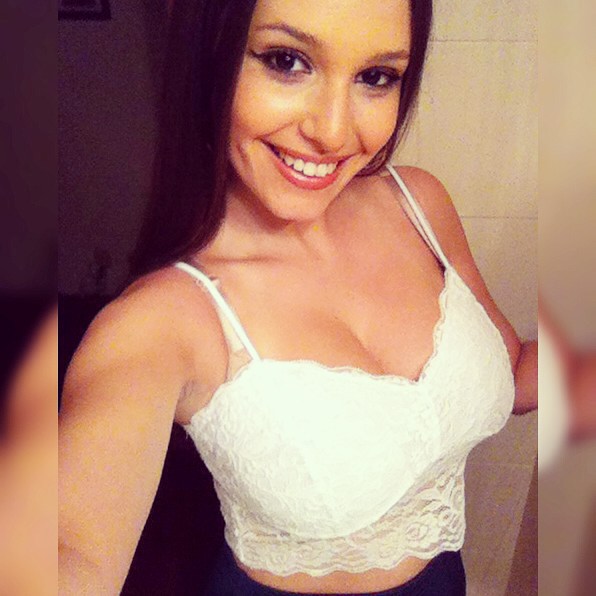 Carolina Neto taking a selfie