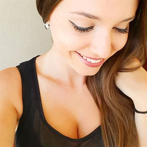 Carolina Neto taking a selfie