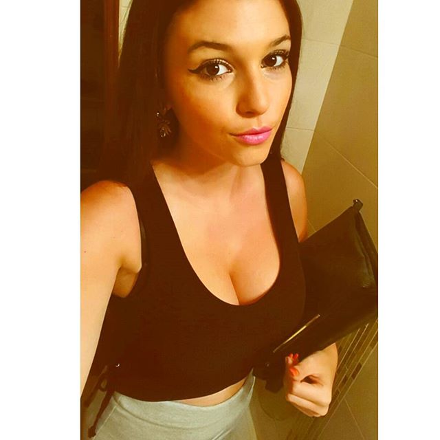 Carolina Neto taking a selfie