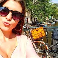 Carolina Neto taking a selfie