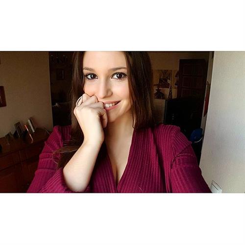 Carolina Neto taking a selfie