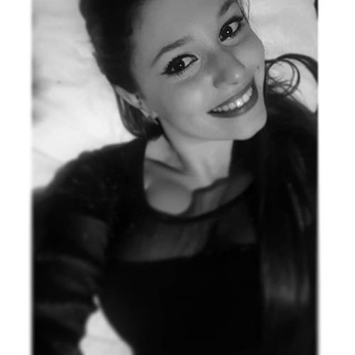 Carolina Neto taking a selfie