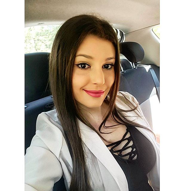 Carolina Neto taking a selfie