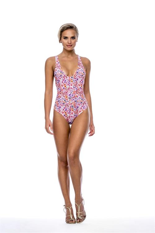 Elisandra Tomacheski in a bikini