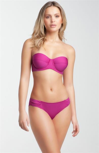 Elisandra Tomacheski in a bikini