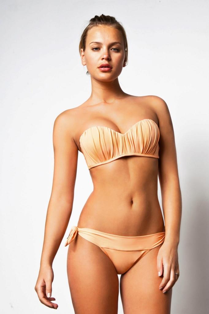 Elisandra Tomacheski in a bikini