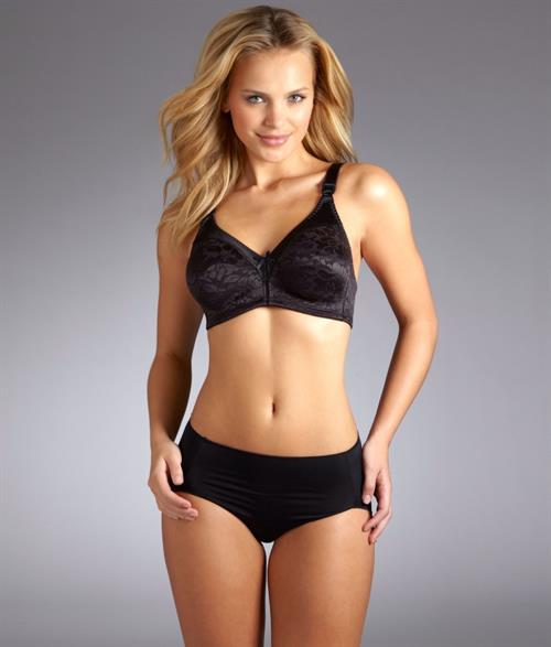 Elisandra Tomacheski in lingerie