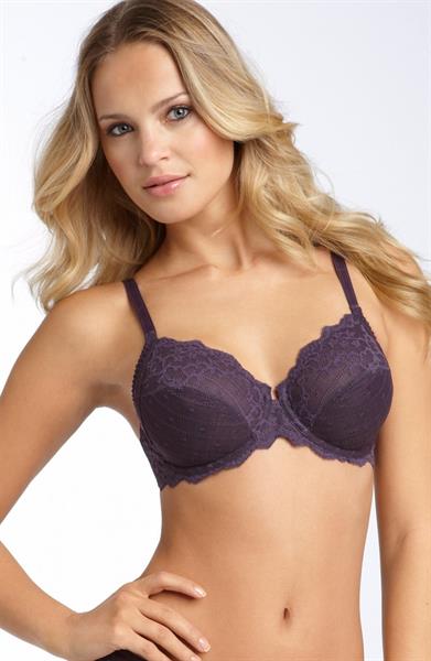 Elisandra Tomacheski in lingerie