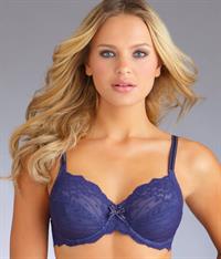 Elisandra Tomacheski in lingerie