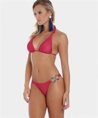 Elisandra Tomacheski in a bikini