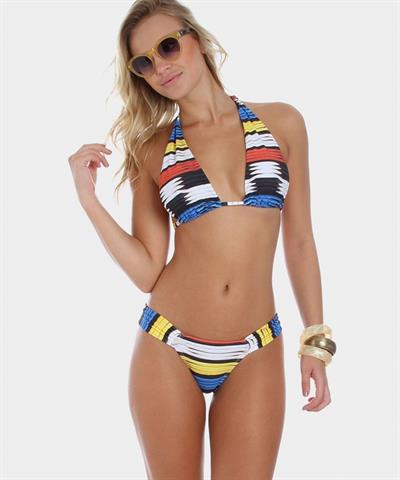 Elisandra Tomacheski in a bikini