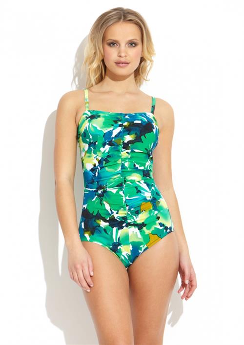 Elisandra Tomacheski in a bikini