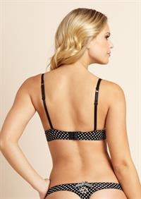 Elisandra Tomacheski in lingerie