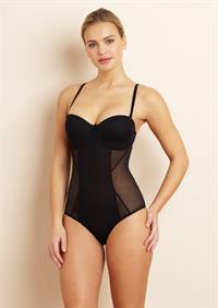 Elisandra Tomacheski in lingerie