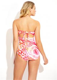 Elisandra Tomacheski in a bikini - ass