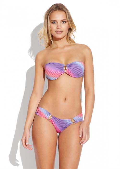 Elisandra Tomacheski in a bikini