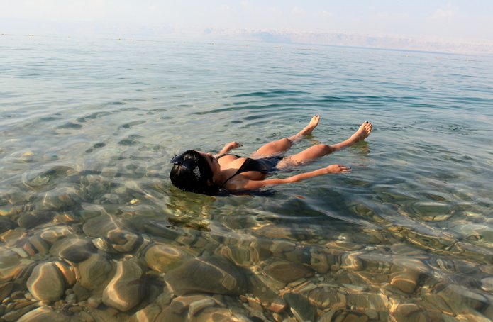 Suelyn Medeiros in a bikini