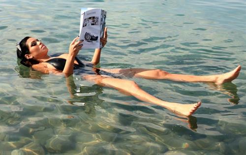 Suelyn Medeiros in a bikini