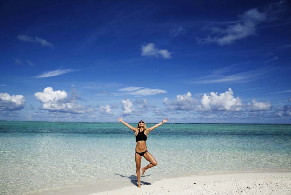 Elyse Knowles in a bikini